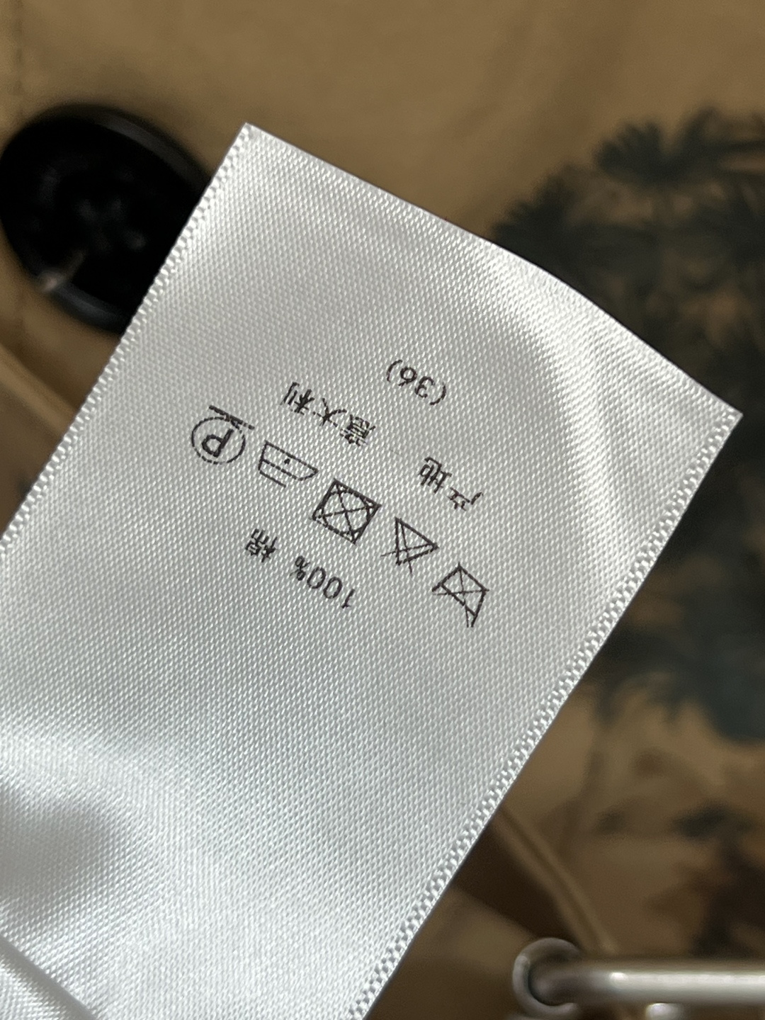 D家 25早秋新款 中国风印花中长款风衣外套 斜边排扣收腰卡其色风衣外套 上身超飒巨显气场  穿上可甜可