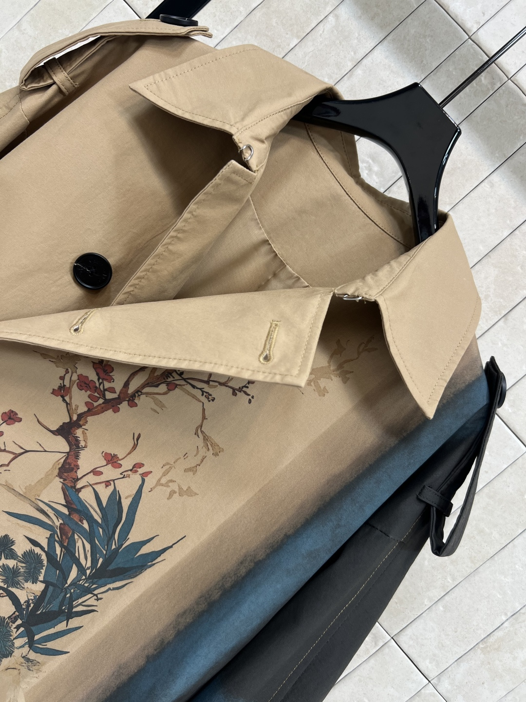 D家 25早秋新款 中国风印花中长款风衣外套 斜边排扣收腰卡其色风衣外套 上身超飒巨显气场  穿上可甜可