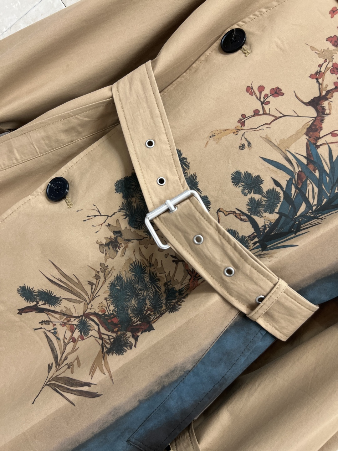 D家 25早秋新款 中国风印花中长款风衣外套 斜边排扣收腰卡其色风衣外套 上身超飒巨显气场  穿上可甜可