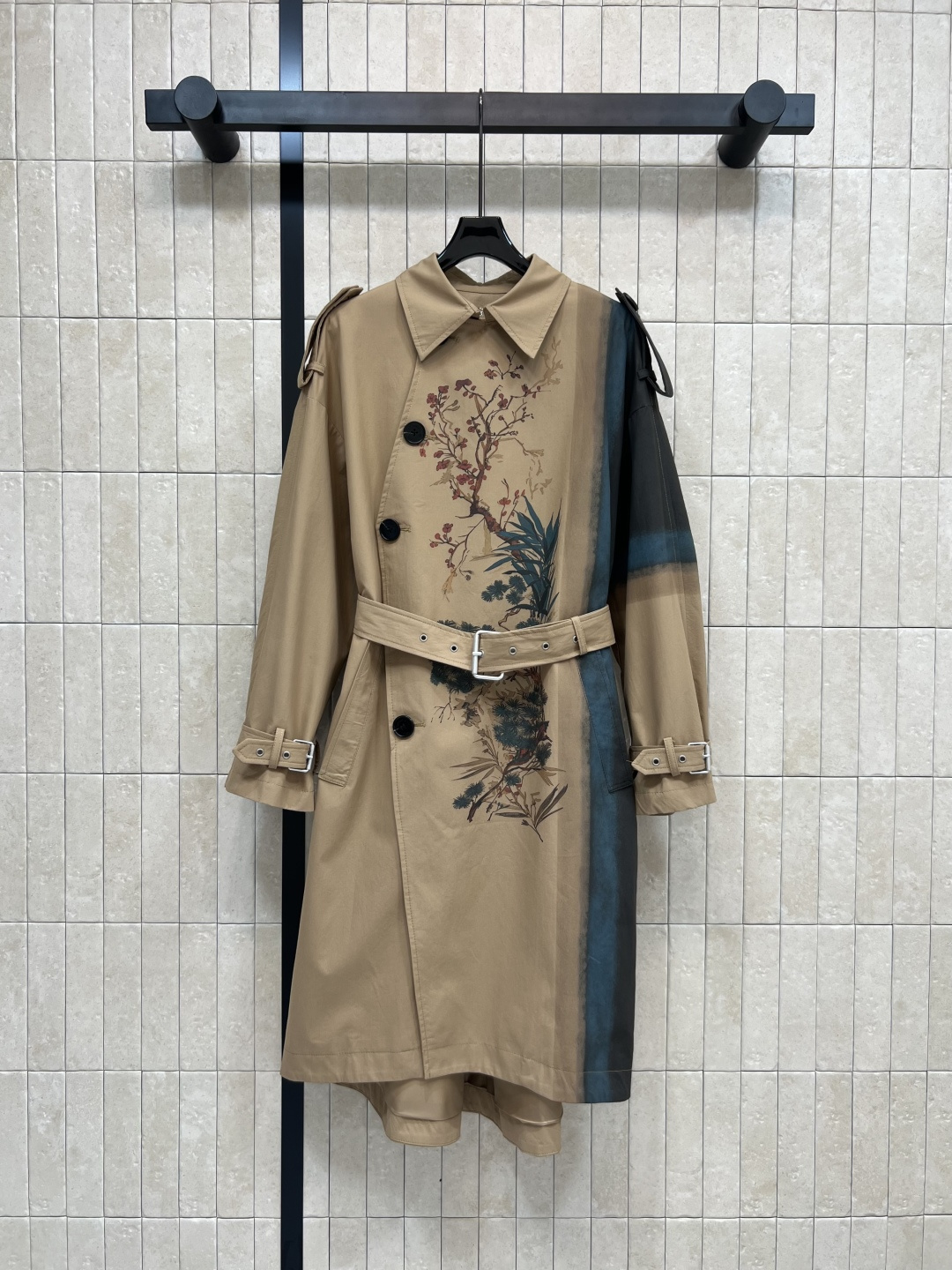 NO:474451,D Home 25 early autumn new Chinese style printed mid-length windbreaker jacket with diagonal-breasted waist khaki windbreaker jacket The upper body is super cool and powerful to show your aura. It can be sweet and cool to wear. Super inclusive figure. It has a hint of fashionable feeling in casualness. It is neat and generous. Get fashionable outfit in one second. The cuff function button interprets a cool and handsome style. It is equipped with a cloth belt and waist-hugging embellishment. It can easily have a golden proportion figure. It is essential for daily casual street photography. One color three-code Size/S-M-L,,dior, jackets & coats,gold,alexander wang19860909D家 25早秋新款 中国风印花中长款风衣外套 斜边排扣收腰卡其色风衣外套 上身超飒巨显气场 穿上可甜可飒 超包容身材 休闲中带有一丝时髦感 利落大方 一秒get时髦穿搭 袖口机能扣演绎酷帅个性风格 配有本布腰带收腰 点缀 轻松拥有黄金比例身材 日常休闲街拍必备单品 一色三码Size/S-M-L,,dior,jackets & coats,gold,alexander wang,Women's clothing