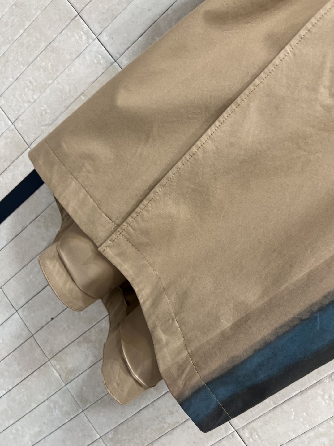 D家 25早秋新款 中国风印花中长款风衣外套 斜边排扣收腰卡其色风衣外套 上身超飒巨显气场  穿上可甜可