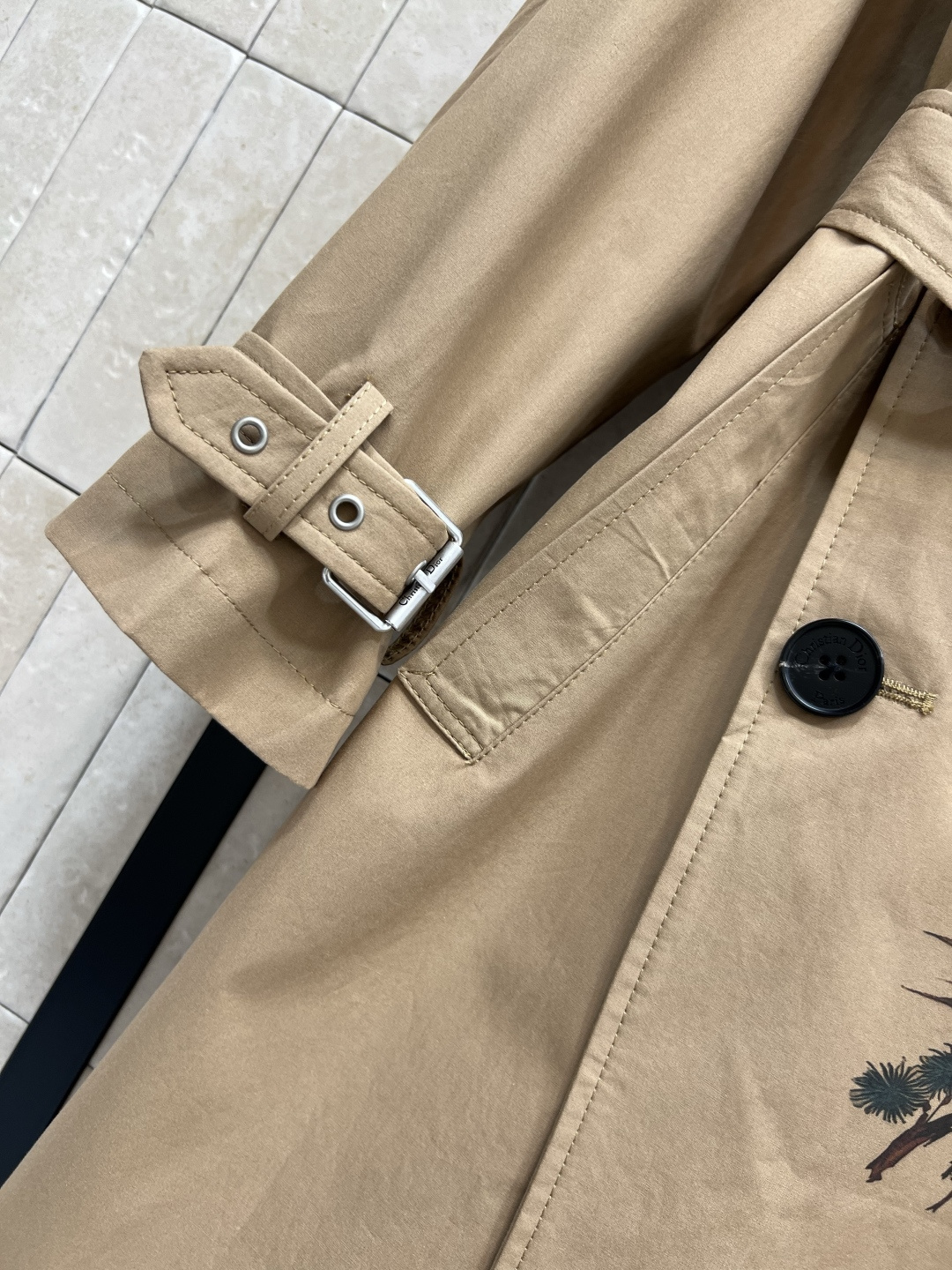 D家 25早秋新款 中国风印花中长款风衣外套 斜边排扣收腰卡其色风衣外套 上身超飒巨显气场  穿上可甜可