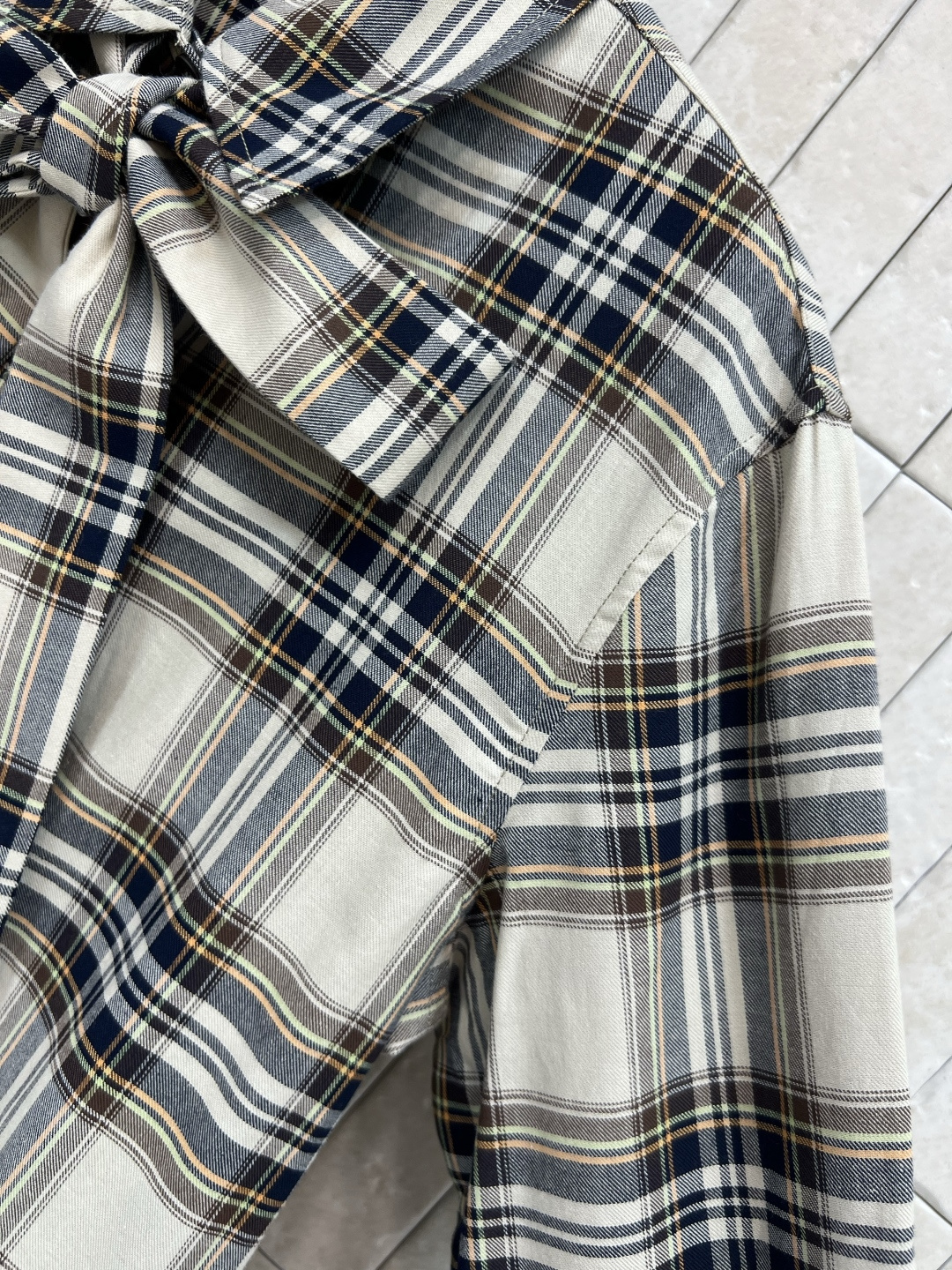 25早秋新款 经典格纹翻领系带衬衫 好穿不厌的经典格子 YB是男款 其实女孩子穿更好看 慵懒随意BF风 