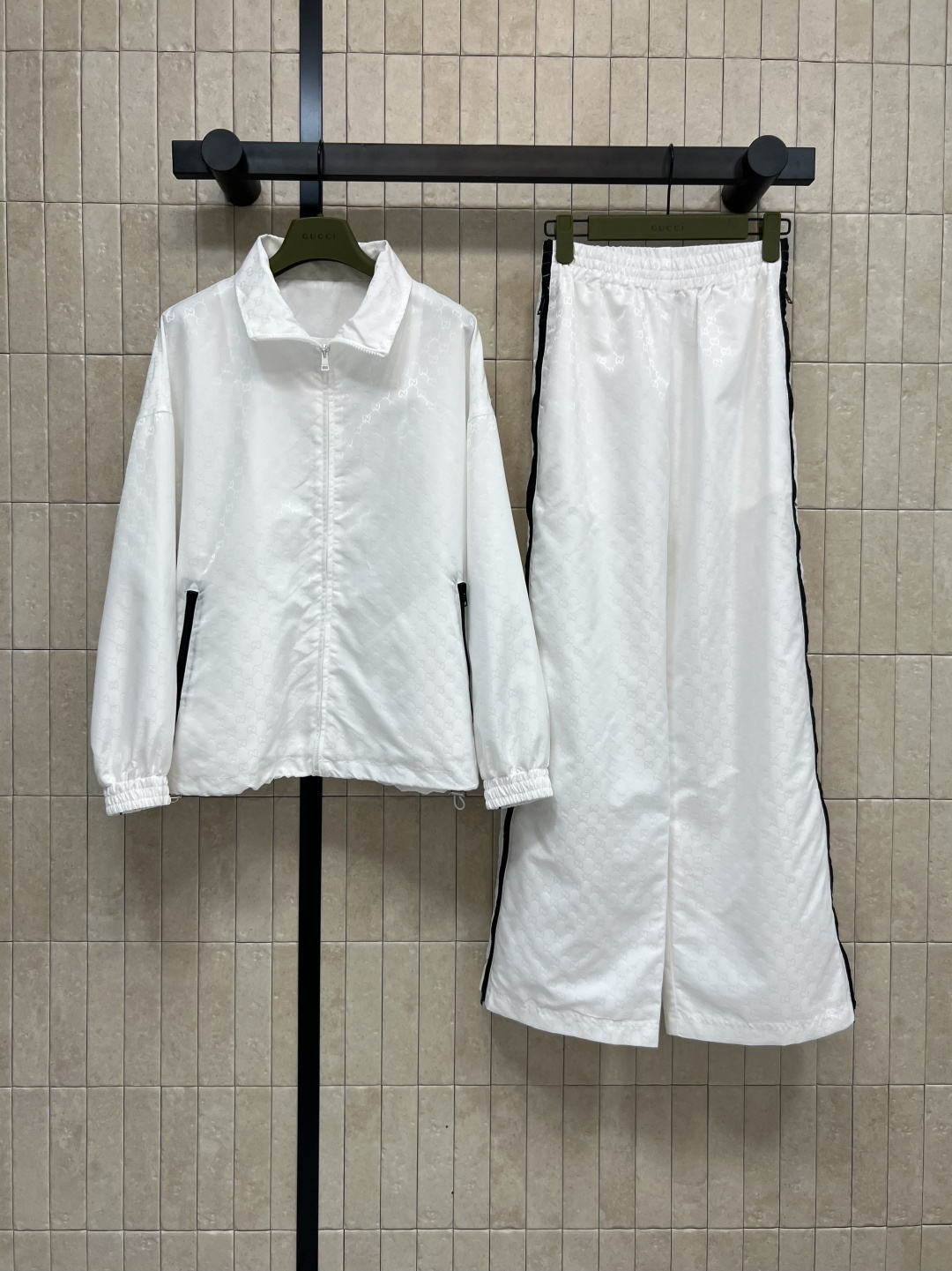 NO:475854,G Home 25 Early Spring New Double G Jacquard Nylon Sports Set Stand-collar Zipper Jacket + Elastic waist tying sweatpants A set of fashionable and stylish upper body Popular recycled nylon Double G Jacquard fabric YB Customized nylon tarp fabric Classic casual style Slim and neat and neat One color three codes SML, gucci, jackets & coats, alexander wang19860909G家 25早春新款 双G提花尼龙运动套装 立领拉链外套+松紧腰束脚运动裤 一套上身时髦有型 高人气的再生尼龙双G提花面料 YB定制的尼龙防水布面料 经典的休闲版型 显瘦又精神利落 一色三码 SML,,gucci,jackets & coats,alexander wang,Women's clothing