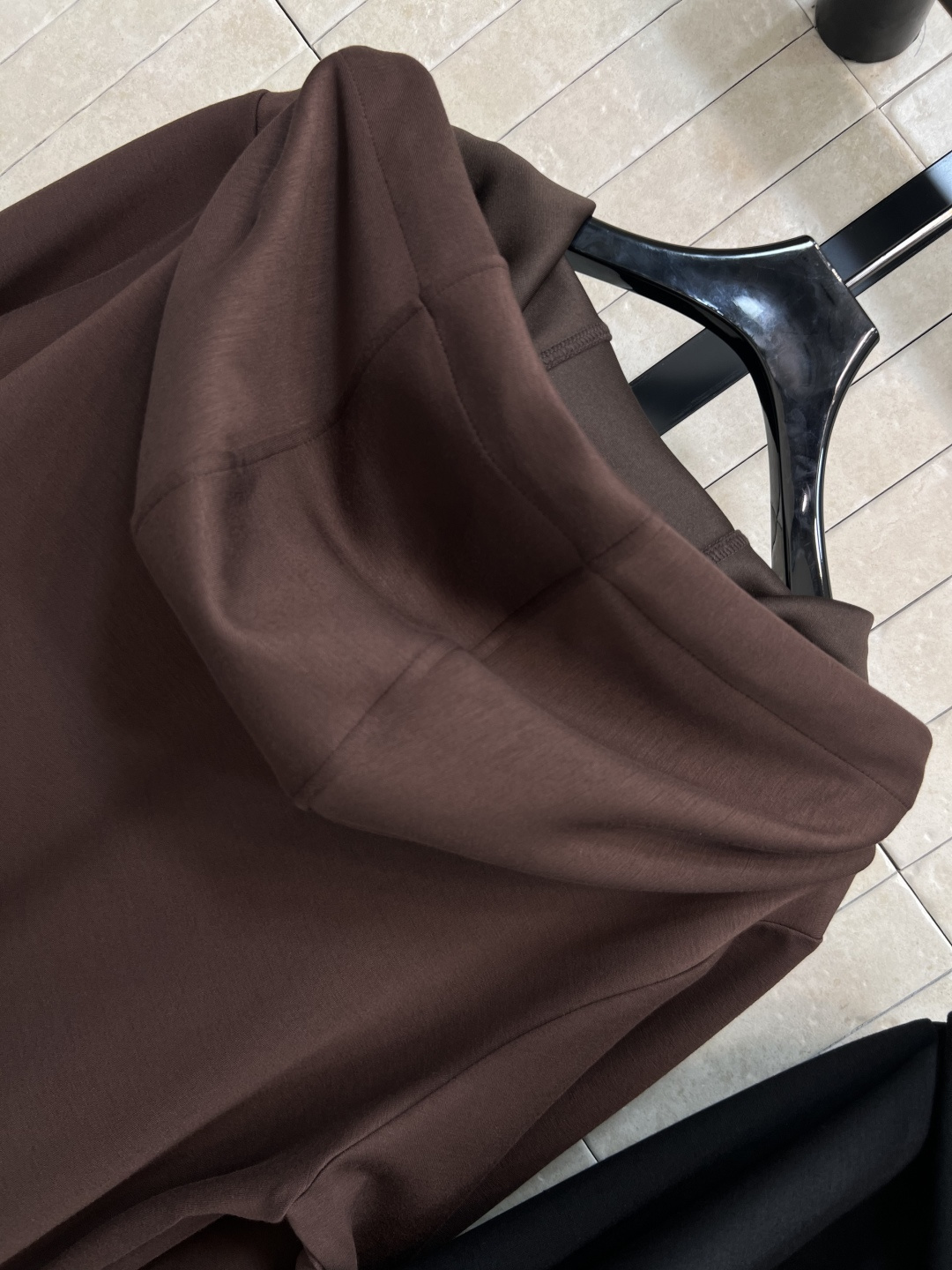 L家 25早秋新款 老花丝巾连帽卫衣连衣裙 裙长恰到好处 连帽卫衣款式青春减龄 满满的少女感  面料柔软