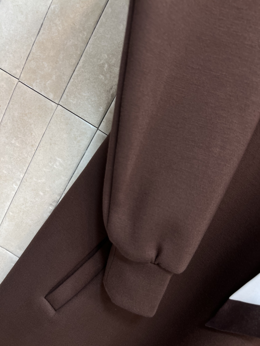 L家 25早秋新款 老花丝巾连帽卫衣连衣裙 裙长恰到好处 连帽卫衣款式青春减龄 满满的少女感  面料柔软