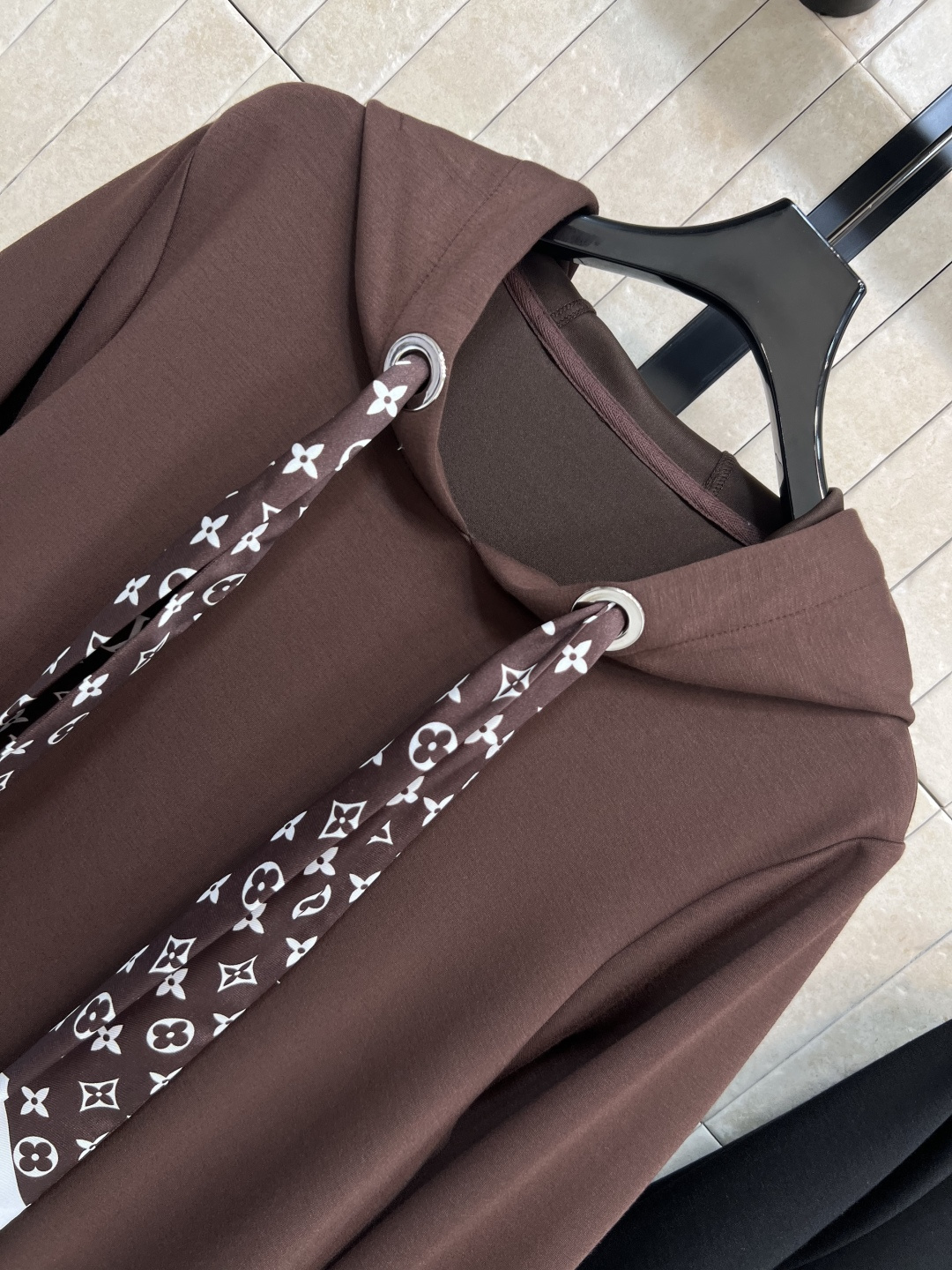 L家 25早秋新款 老花丝巾连帽卫衣连衣裙 裙长恰到好处 连帽卫衣款式青春减龄 满满的少女感  面料柔软