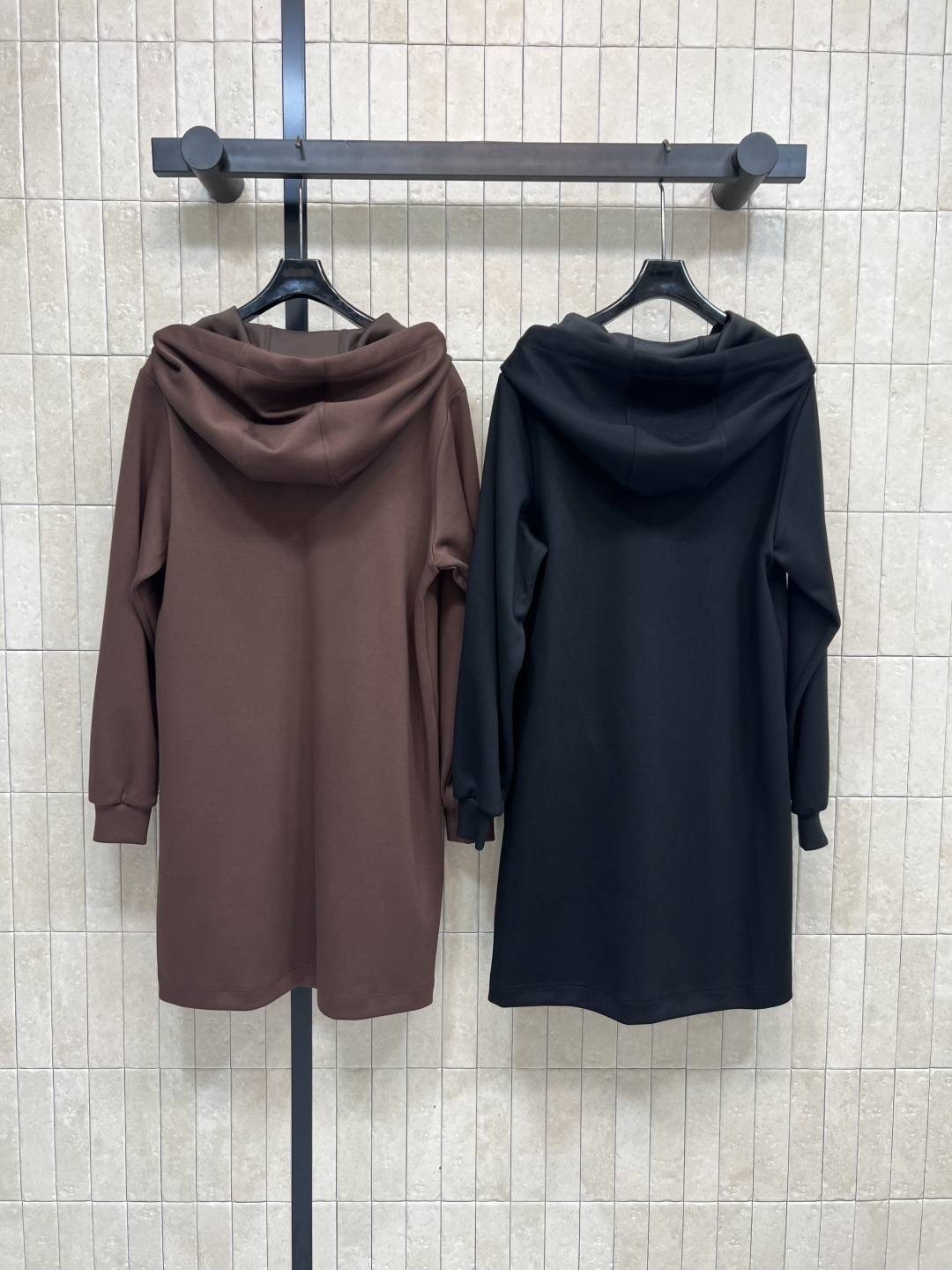 L家 25早秋新款 老花丝巾连帽卫衣连衣裙 裙长恰到好处 连帽卫衣款式青春减龄 满满的少女感  面料柔软