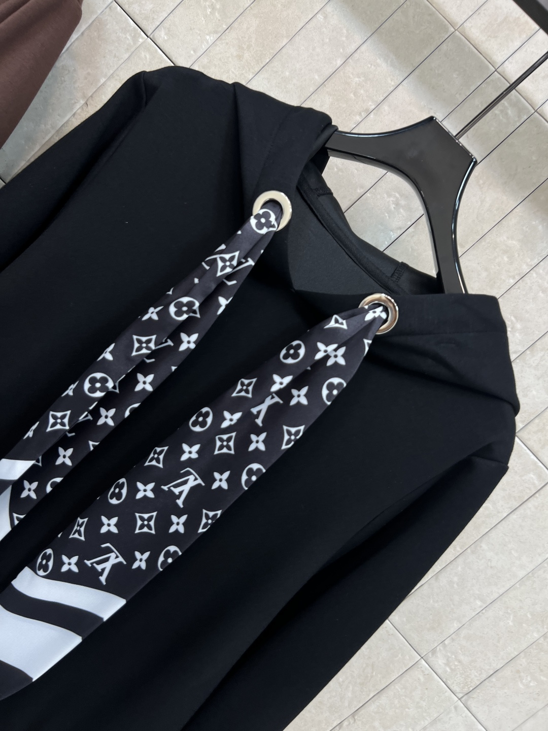 L家 25早秋新款 老花丝巾连帽卫衣连衣裙 裙长恰到好处 连帽卫衣款式青春减龄 满满的少女感  面料柔软