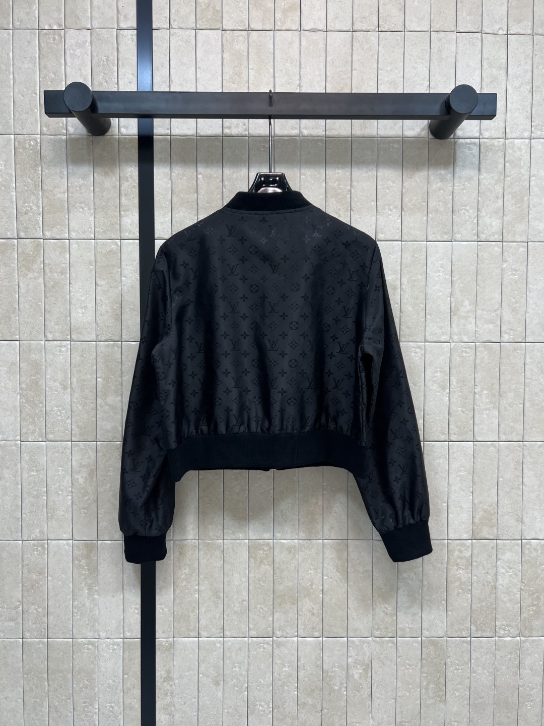 L家 25早秋新款 暗纹老花夹克外套 小立领拉链设计帅气有型 轻松营造酷帅氛围感 满印的品牌老花高级感满