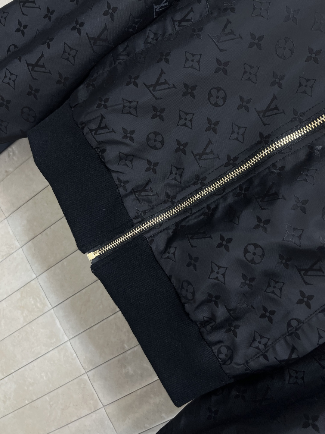 L家 25早秋新款 暗纹老花夹克外套 小立领拉链设计帅气有型 轻松营造酷帅氛围感 满印的品牌老花高级感满