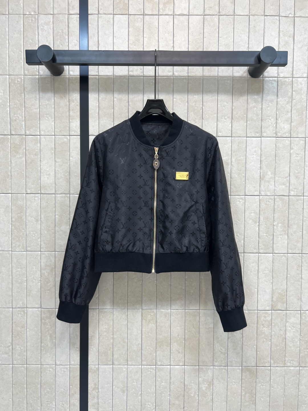 NO:475879,L's 25 early autumn new style, dark pattern presbyterian jacket, small stand-up collar zipper design, handsome and stylish, easy to create a cool and handsome atmosphere, full of printed brand old-fashioned sense, low-key and fashionable, loose style versatile and not picky, can be controlled by any figure, the upper body immediately gets the temperament of the sister, fashionable posing artifact Size/S-M-L,,louis vuitton, jackets & coats, jackets & coats, alexander wang19860909L家 25早秋新款 暗纹老花夹克外套 小立领拉链设计帅气有型 轻松营造酷帅氛围感 满印的品牌老花高级感满满 低调又时髦 宽松版型百搭不挑人 任何身材都能驾驭 上身立马get拽姐气质 时髦摆拍神器Size/S-M-L,,louis vuitton,jackets & coats,jackets & coats,alexander wang,Women's clothing