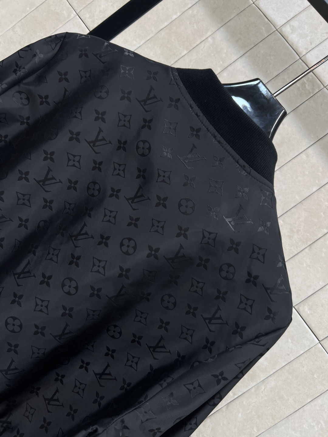 L家 25早秋新款 暗纹老花夹克外套 小立领拉链设计帅气有型 轻松营造酷帅氛围感 满印的品牌老花高级感满