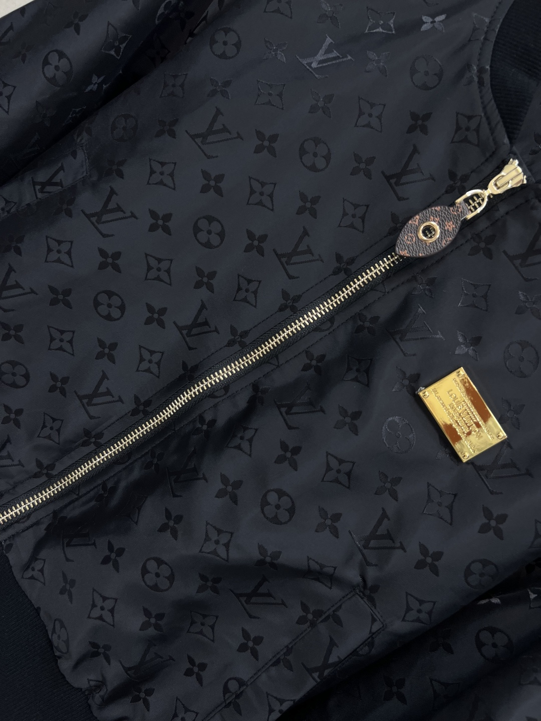 L家 25早秋新款 暗纹老花夹克外套 小立领拉链设计帅气有型 轻松营造酷帅氛围感 满印的品牌老花高级感满