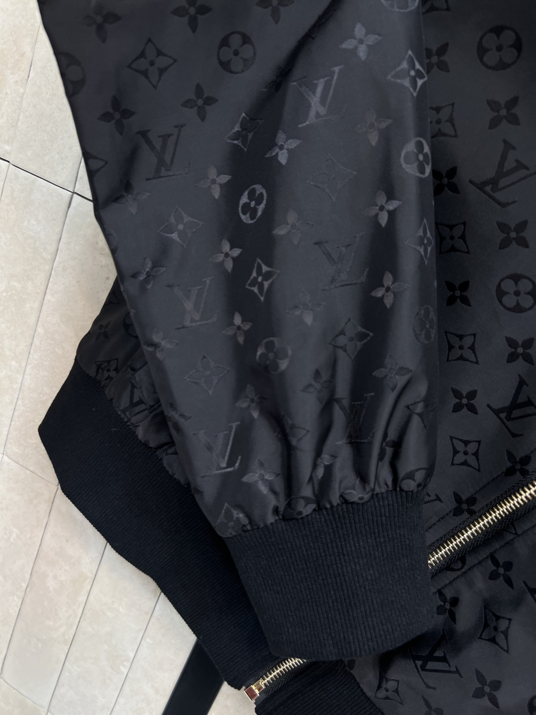 L家 25早秋新款 暗纹老花夹克外套 小立领拉链设计帅气有型 轻松营造酷帅氛围感 满印的品牌老花高级感满