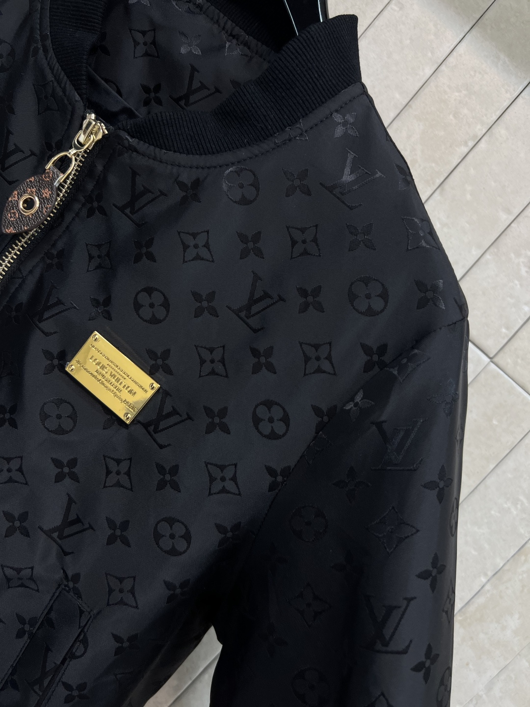 L家 25早秋新款 暗纹老花夹克外套 小立领拉链设计帅气有型 轻松营造酷帅氛围感 满印的品牌老花高级感满