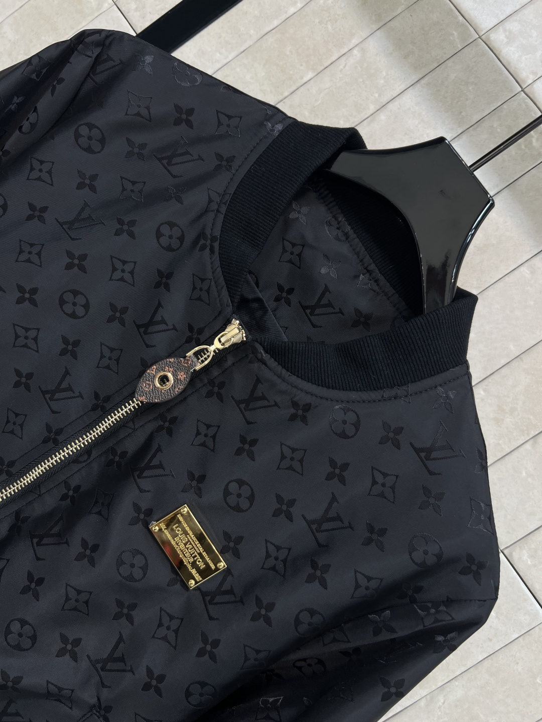 L家 25早秋新款 暗纹老花夹克外套 小立领拉链设计帅气有型 轻松营造酷帅氛围感 满印的品牌老花高级感满