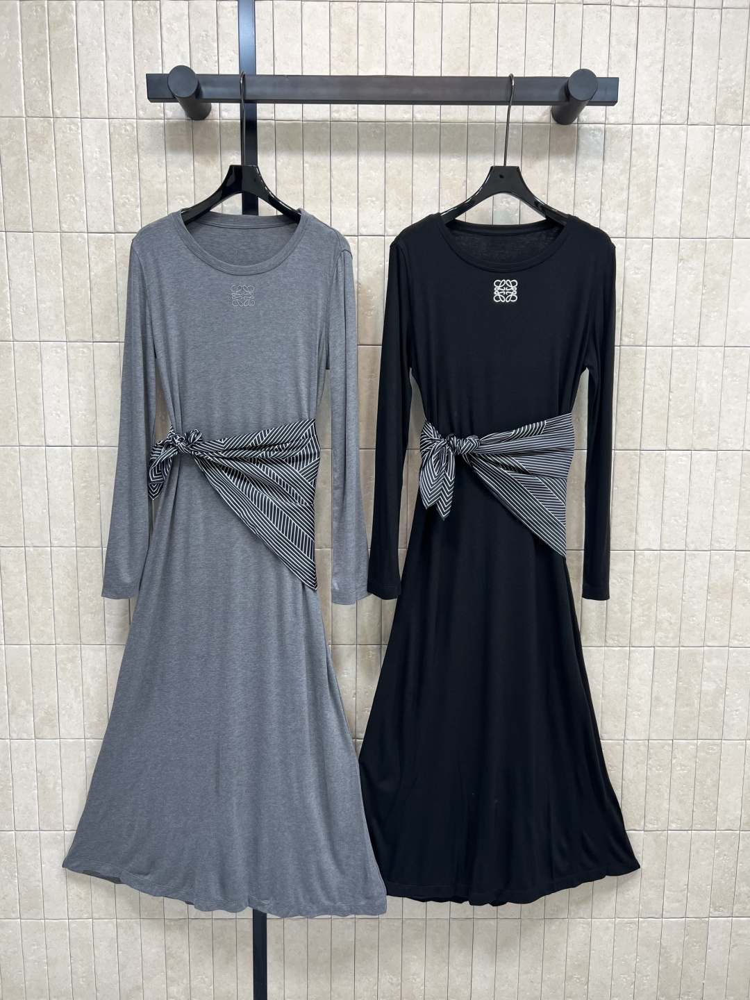 NO:475831,LW Home 25 early autumn new style, scarf waist-hugging long dress, the upper body is really in love, the age-reducing versatile color sets off the skin color in one second, delivery striped scarf waist-hugging decoration, minimalist and high-end feeling, creating a casual and elegant temperament, the upper body is white and rich, beautiful, white and tall, and it looks absolutely unique. Two colors and three-code Size/S-M-L,, skirts, alexander wang19860909LW家 25早秋新款 丝巾收腰长款连衣裙 上身真的超级爱了 减龄的百搭色系 一秒衬托肤色 配送条纹丝巾收腰装饰 极简高级感超赞 打造随性优雅气质 上身就是气质白富美 显白显高绝绝子 两色三码Size/S-M-L,,skirts,alexander wang,Women's clothing