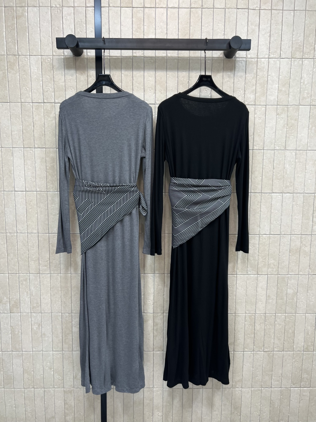 LW家 25早秋新款 丝巾收腰长款连衣裙 上身真的超级爱了 减龄的百搭色系 一秒衬托肤色 配送条纹丝巾收