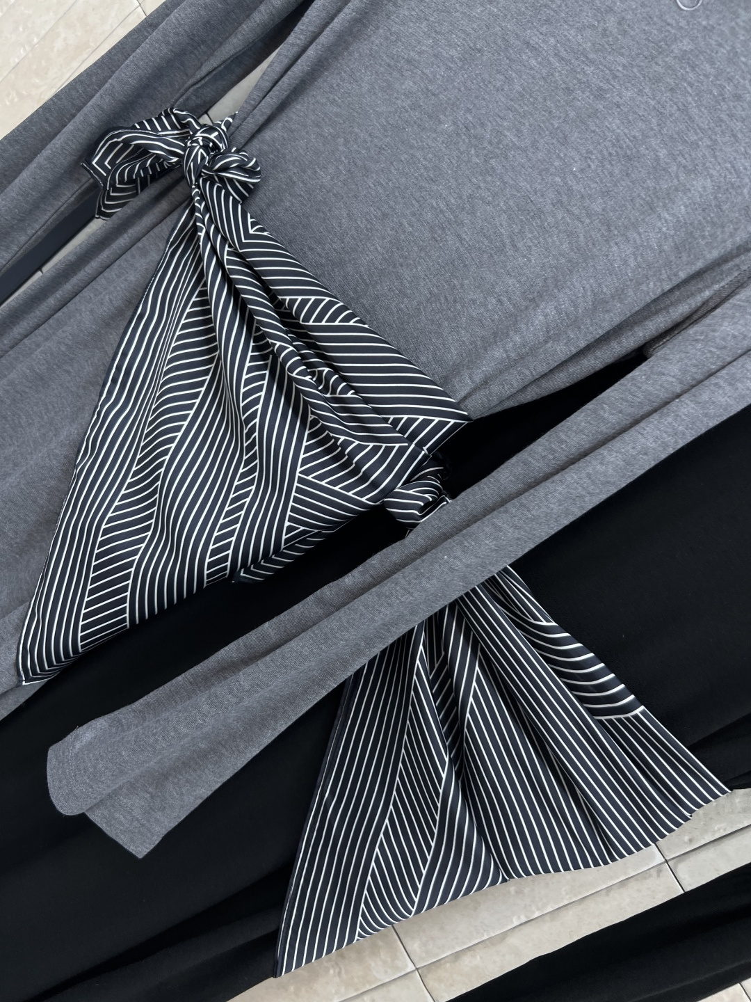 LW家 25早秋新款 丝巾收腰长款连衣裙 上身真的超级爱了 减龄的百搭色系 一秒衬托肤色 配送条纹丝巾收