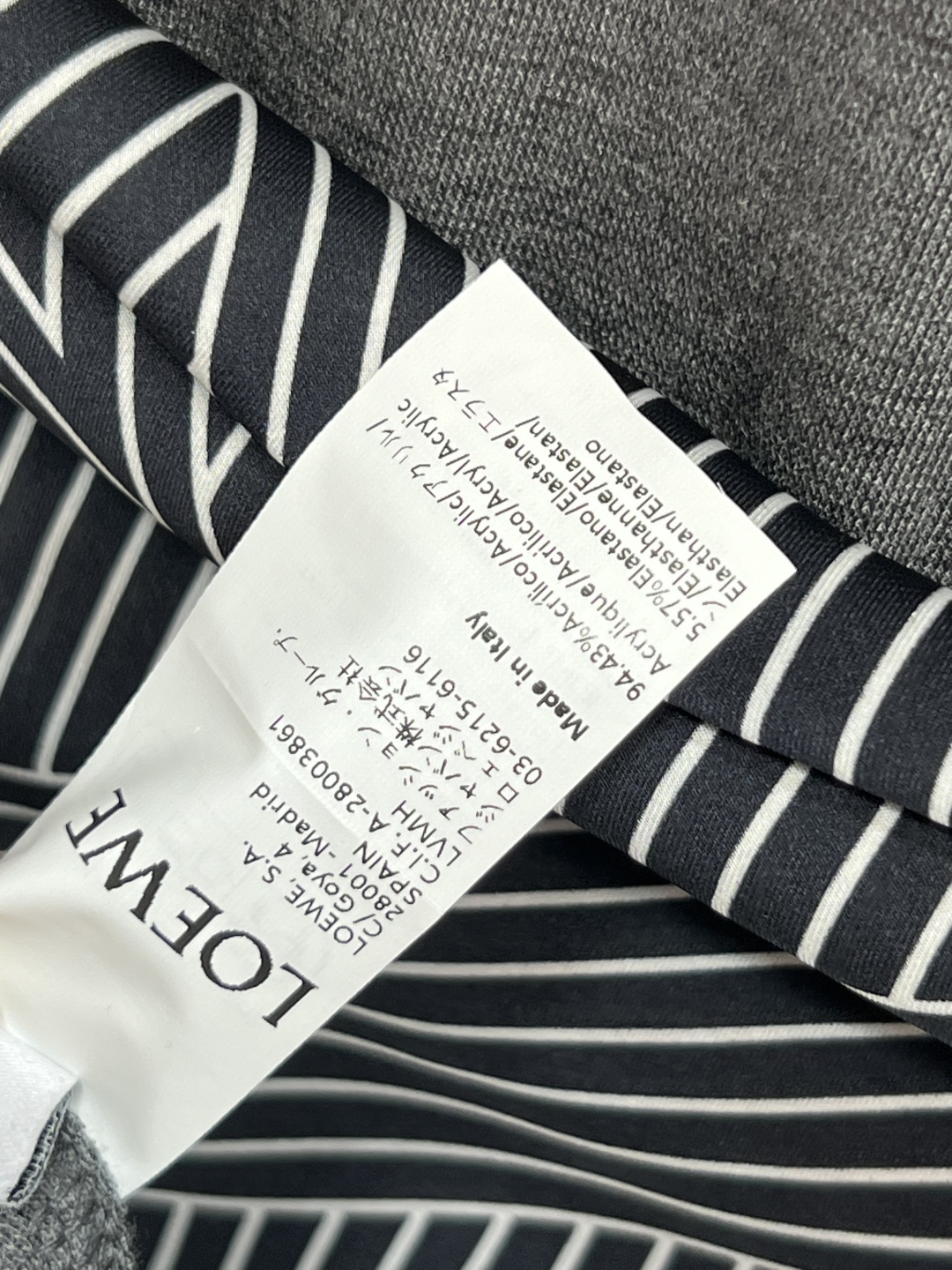 LW家 25早秋新款 丝巾收腰长款连衣裙 上身真的超级爱了 减龄的百搭色系 一秒衬托肤色 配送条纹丝巾收