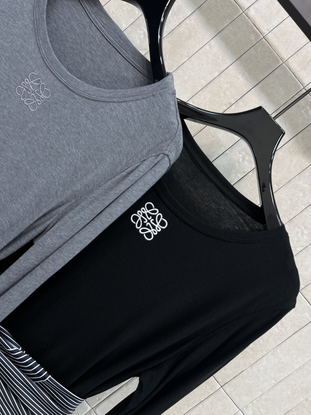 LW家 25早秋新款 丝巾收腰长款连衣裙 上身真的超级爱了 减龄的百搭色系 一秒衬托肤色 配送条纹丝巾收