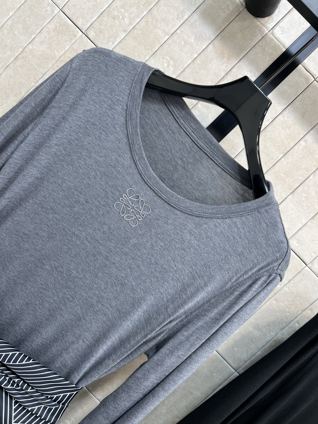 LW家 25早秋新款 丝巾收腰长款连衣裙 上身真的超级爱了 减龄的百搭色系 一秒衬托肤色 配送条纹丝巾收