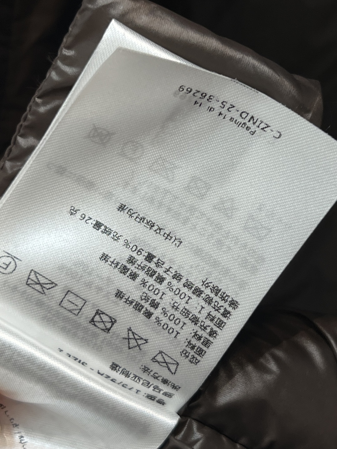 M家 25早秋新款 毛绒腰带羽绒马甲 时髦感也在线 软软糯糯 立领的设计防风又实穿 经典耐看的纯色 lo