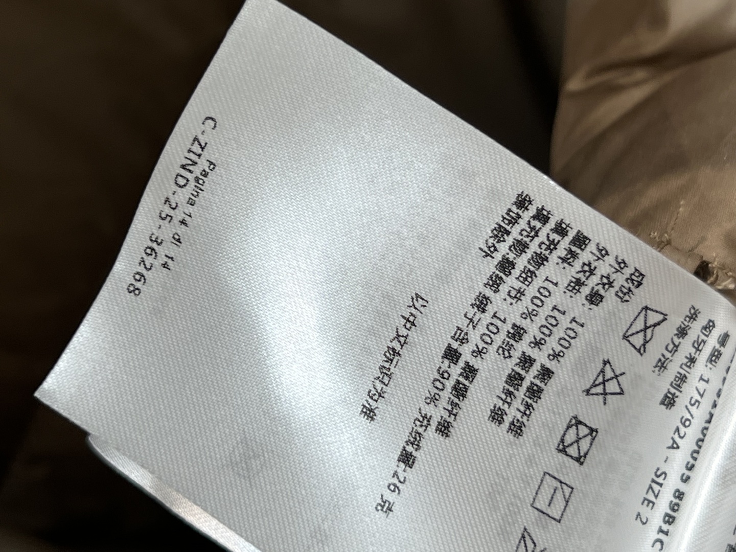 M家 25早秋新款 毛绒腰带羽绒马甲 时髦感也在线 软软糯糯 立领的设计防风又实穿 经典耐看的纯色 lo