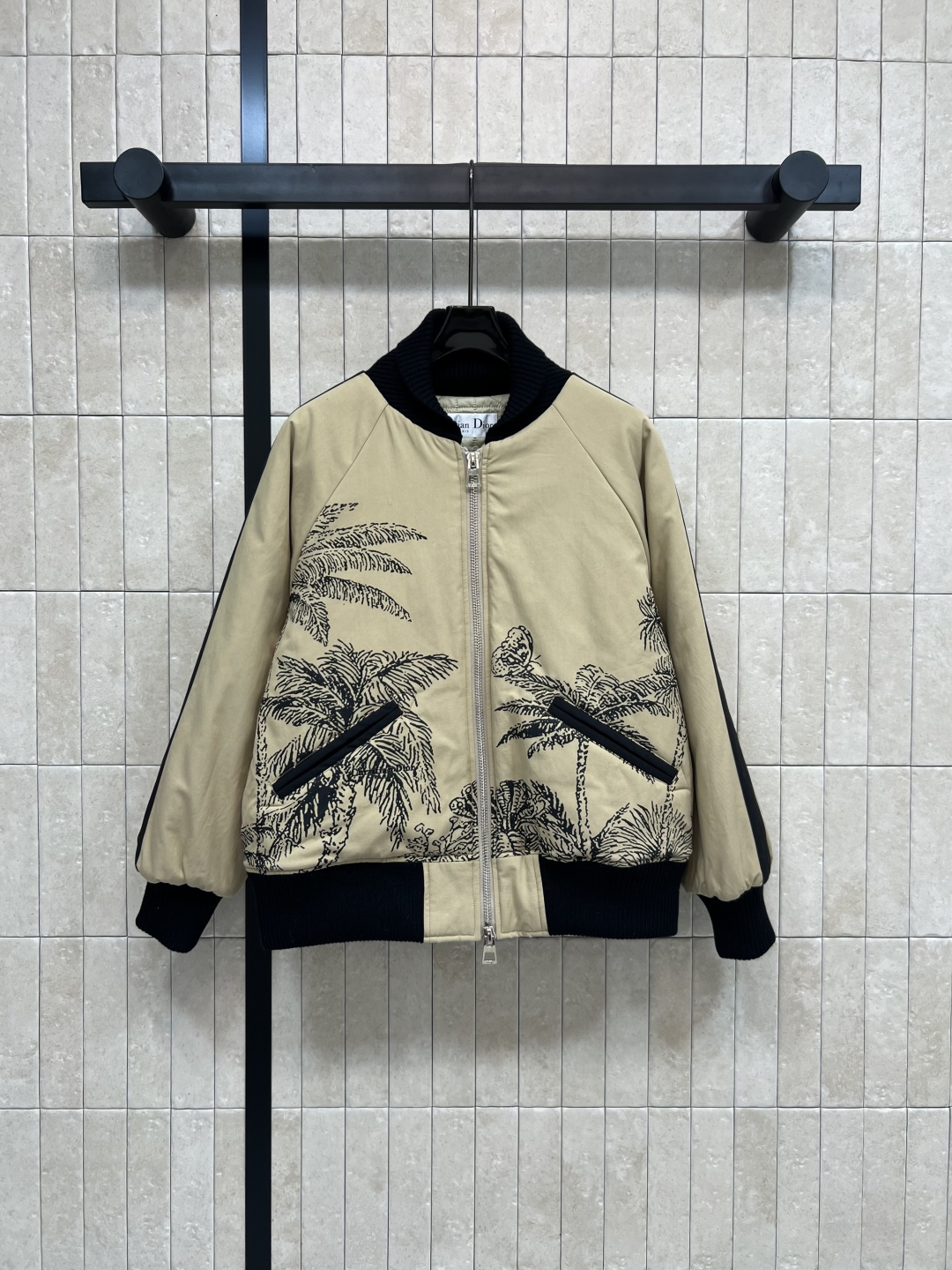 D家 25早秋新款 椰树印花夹克棉服外套 里面菱形绗缝格纹夹棉内衬 呈现休闲版型 干净利落的版型 经典又