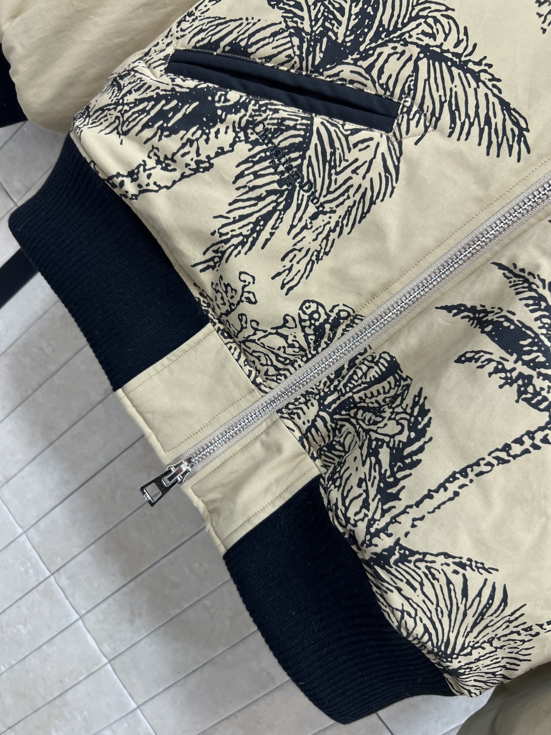 D家 25早秋新款 椰树印花夹克棉服外套 里面菱形绗缝格纹夹棉内衬 呈现休闲版型 干净利落的版型 经典又