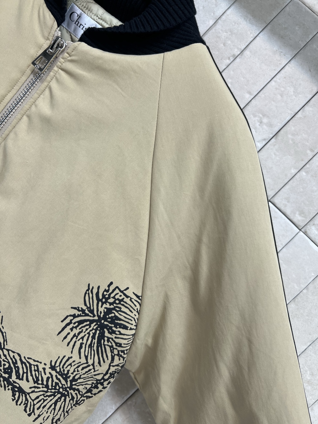 D家 25早秋新款 椰树印花夹克棉服外套 里面菱形绗缝格纹夹棉内衬 呈现休闲版型 干净利落的版型 经典又