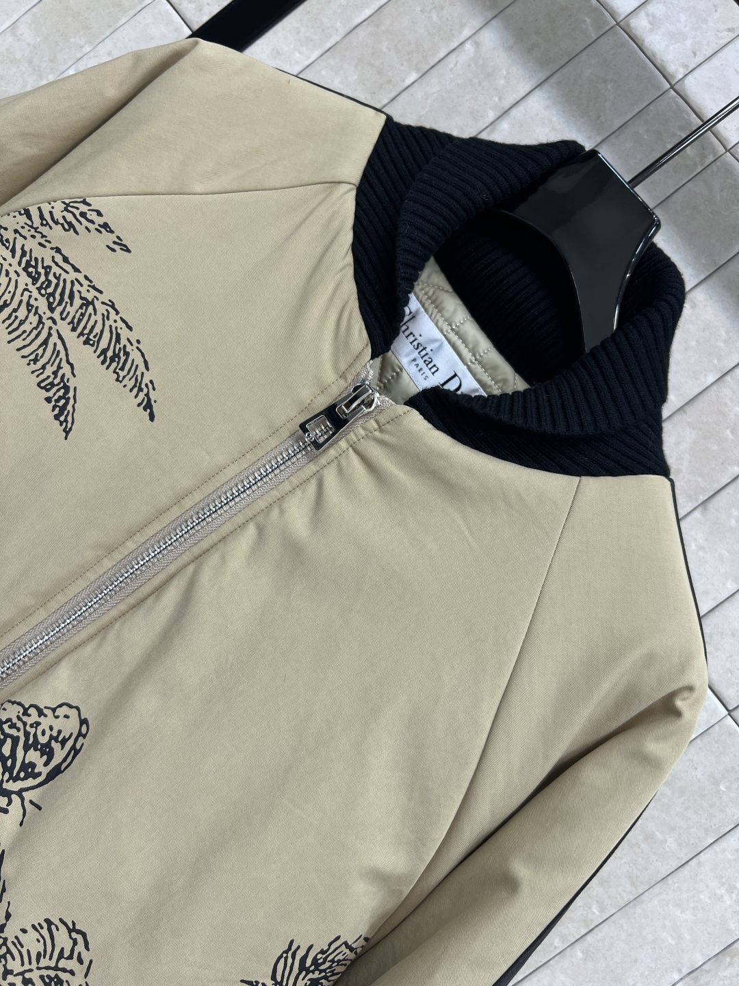 D家 25早秋新款 椰树印花夹克棉服外套 里面菱形绗缝格纹夹棉内衬 呈现休闲版型 干净利落的版型 经典又