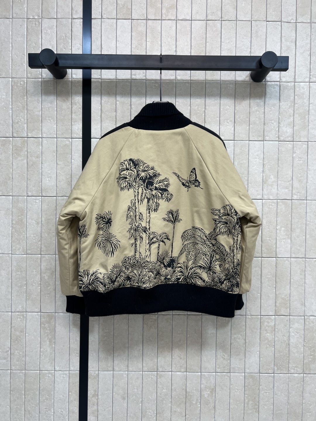 D家 25早秋新款 椰树印花夹克棉服外套 里面菱形绗缝格纹夹棉内衬 呈现休闲版型 干净利落的版型 经典又