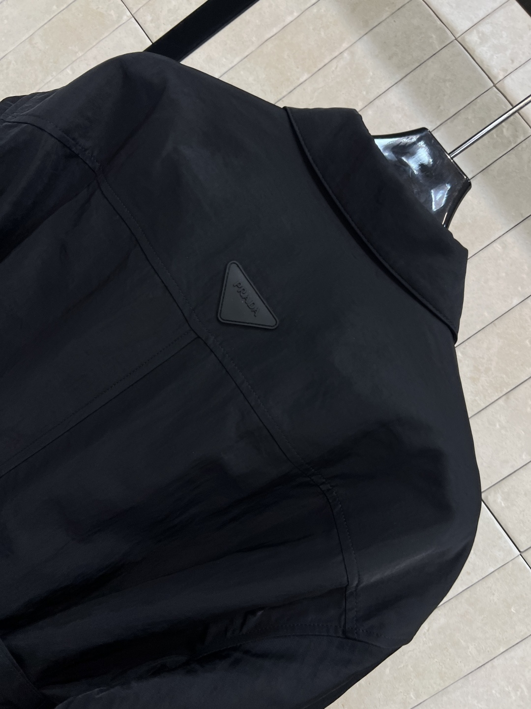 PD家 25早秋新款 翻领收腰外套 满满的青春少女感 胸前倒三角标点缀 宽松直筒版型 可酷可飒 走路带风