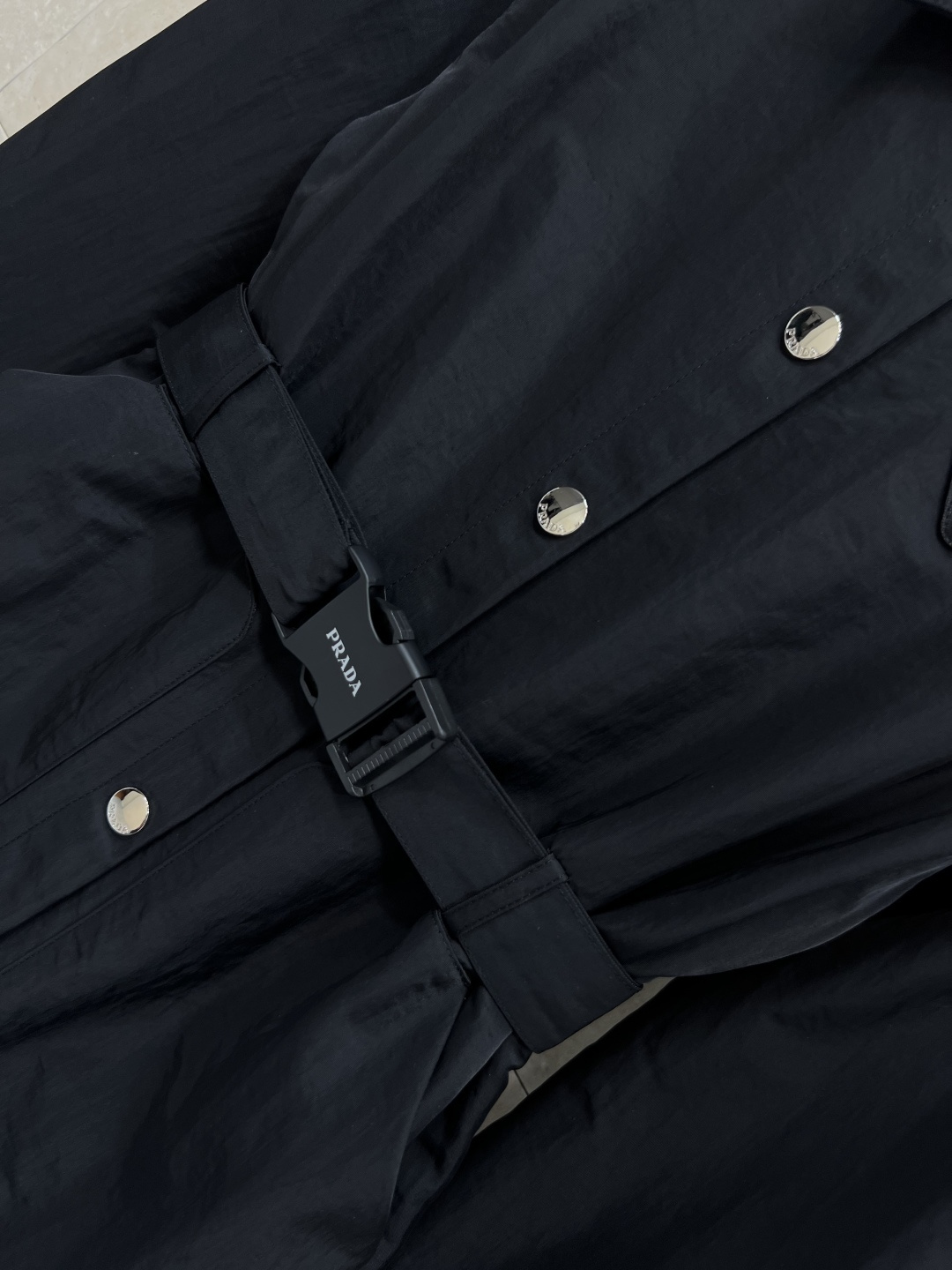 PD家 25早秋新款 翻领收腰外套 满满的青春少女感 胸前倒三角标点缀 宽松直筒版型 可酷可飒 走路带风