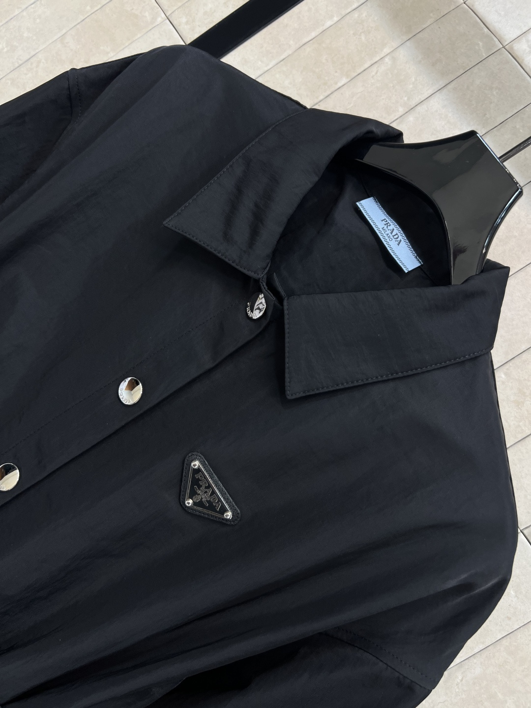 PD家 25早秋新款 翻领收腰外套 满满的青春少女感 胸前倒三角标点缀 宽松直筒版型 可酷可飒 走路带风