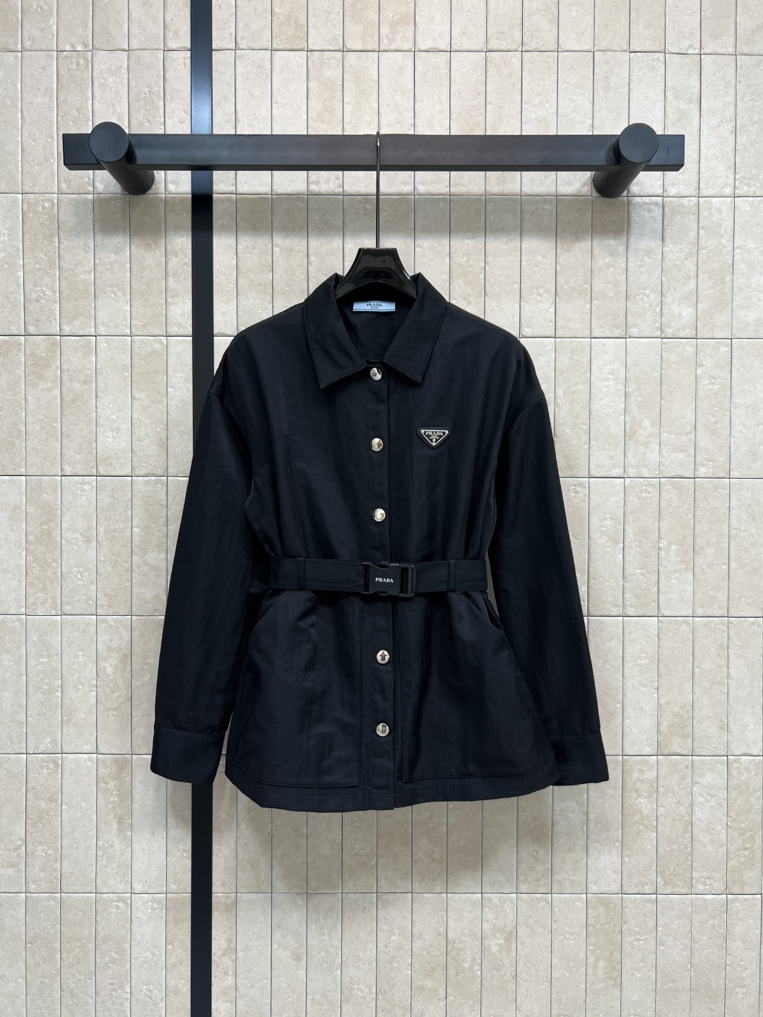 NO:475867,PD Home 25 early autumn new model lapel waist jacket full of youthful girlishness embellishment with inverted triangle markings on the chest Loose straight-tube style Cool and cool Walking style No matching worries Waist functional buckle belt waist belt waist style not picky black visual slimming The upper body can be sweet and cool Fashionable and stylish One color three-code Size/S-M-L,,dior, jackets & coats,alexander wang19860909PD家 25早秋新款 翻领收腰外套 满满的青春少女感 胸前倒三角标点缀 宽松直筒版型 可酷可飒 走路带风 没有搭配烦恼 腰部机能扣腰带收腰 版型不挑人 黑色系视觉显瘦 上身可甜可酷 时髦有型 一色三码Size/S-M-L,,dior,jackets & coats,alexander wang,Women's clothing