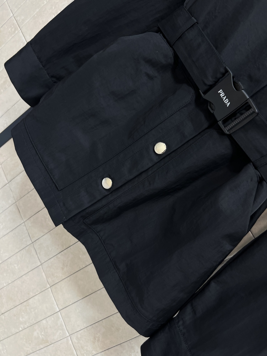 PD家 25早秋新款 翻领收腰外套 满满的青春少女感 胸前倒三角标点缀 宽松直筒版型 可酷可飒 走路带风