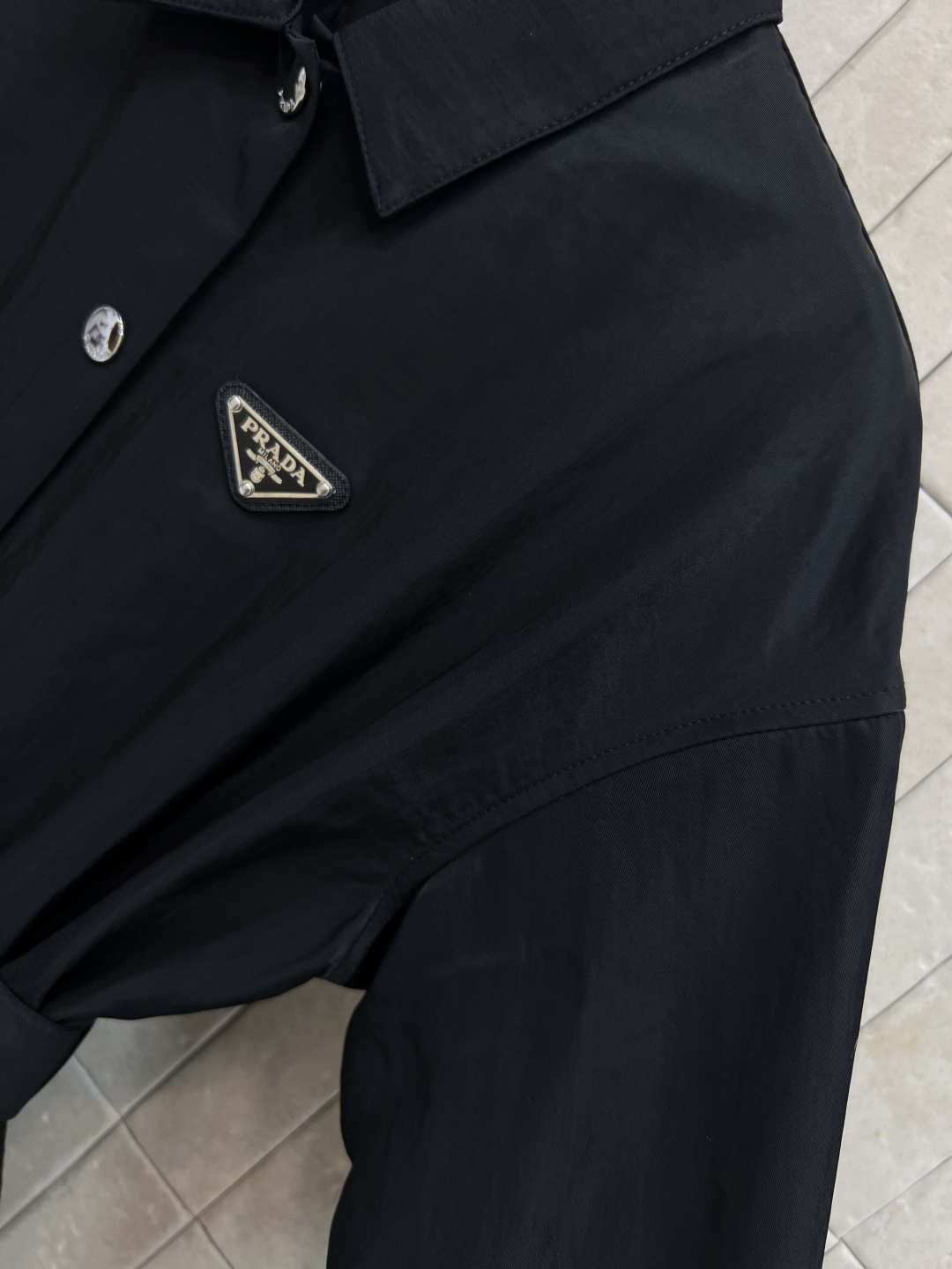 PD家 25早秋新款 翻领收腰外套 满满的青春少女感 胸前倒三角标点缀 宽松直筒版型 可酷可飒 走路带风