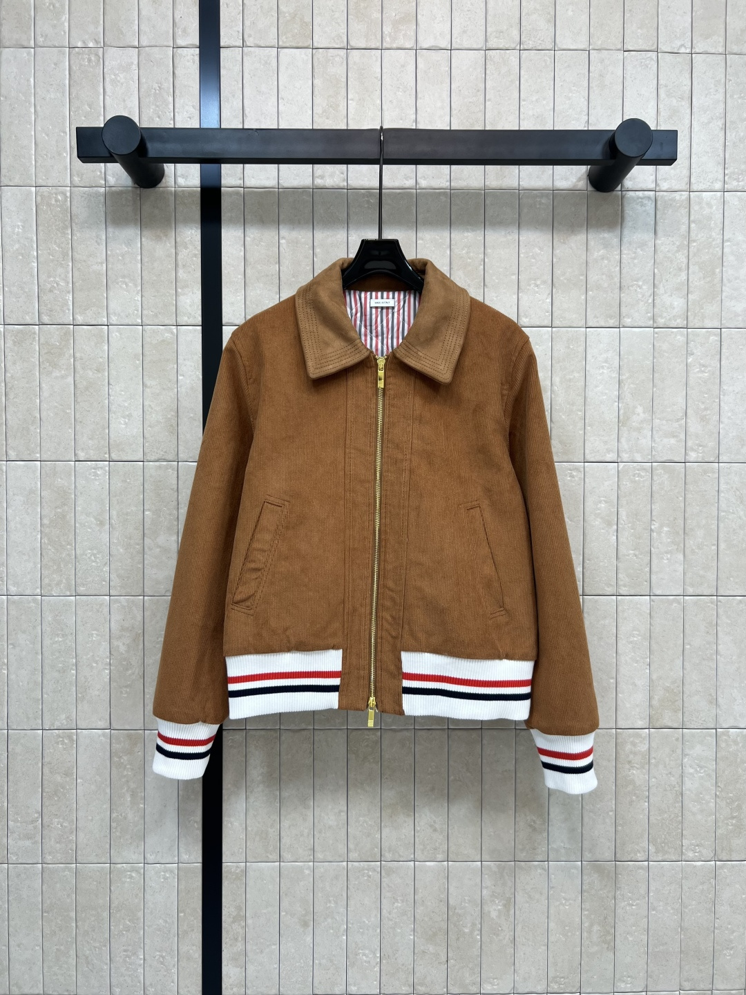 NO:475881,TB Home 25 early autumn new corduroy lapel cotton jacket, nostalgic and fashionable feeling, super handsome, loose and short style, easy to divide body proportions, visual legs 1.8 meters long, customized classic color strip elements cotton lining, YB consistent corduroy fabric, sweet and salty, temperament and age-reducing girlish style, versatile and not picky, one color three-code Size/S-M-L,, jackets & coats, alexander wang19860909TB家 25早秋新款 灯芯绒翻领棉服外套 怀旧时髦感超级帅气 宽松短款版型轻松分割身材比例 视觉腿长一米八 定制的经典彩条元素夹棉里衬 YB一致灯芯绒面料 可甜可盐 气质减龄少女风 百搭不挑人 一色三码Size/S-M-L,,jackets & coats,alexander wang,Women's clothing