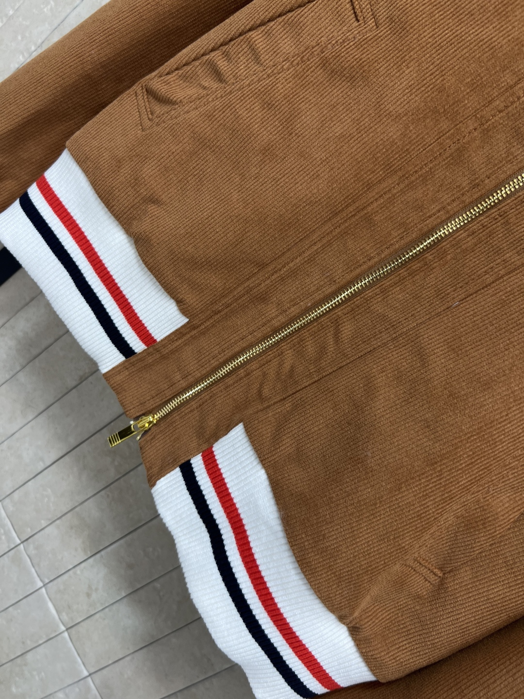 TB家 25早秋新款 灯芯绒翻领棉服外套 怀旧时髦感超级帅气 宽松短款版型轻松分割身材比例 视觉腿长一米