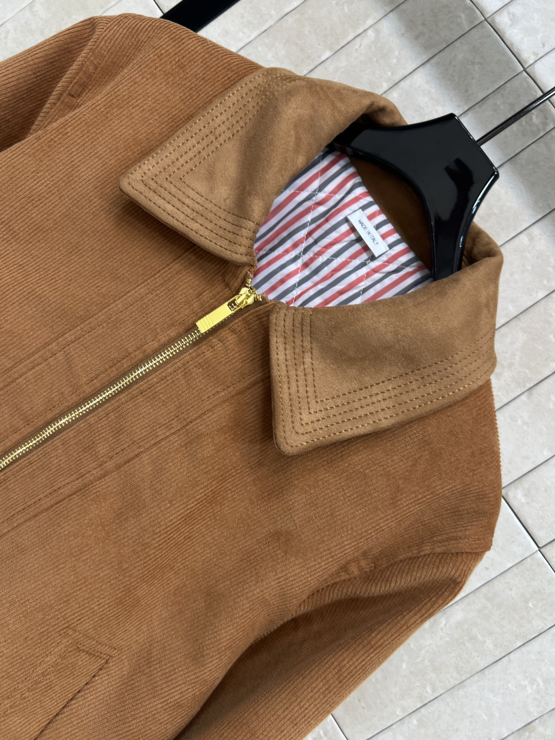 TB家 25早秋新款 灯芯绒翻领棉服外套 怀旧时髦感超级帅气 宽松短款版型轻松分割身材比例 视觉腿长一米