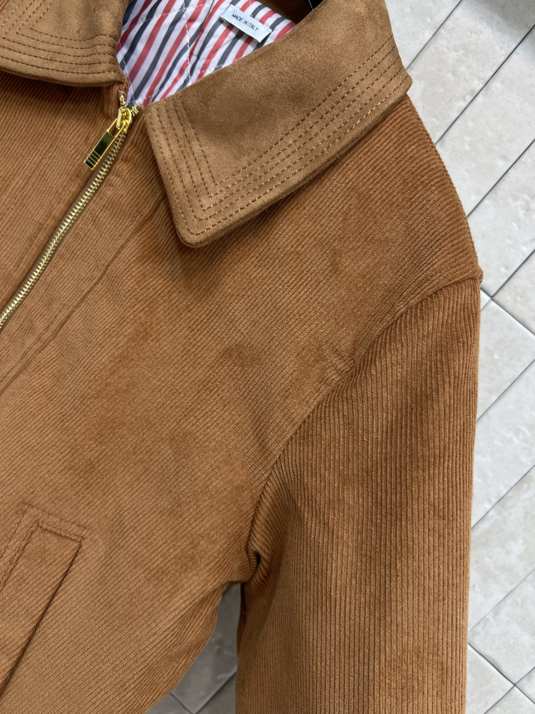 TB家 25早秋新款 灯芯绒翻领棉服外套 怀旧时髦感超级帅气 宽松短款版型轻松分割身材比例 视觉腿长一米