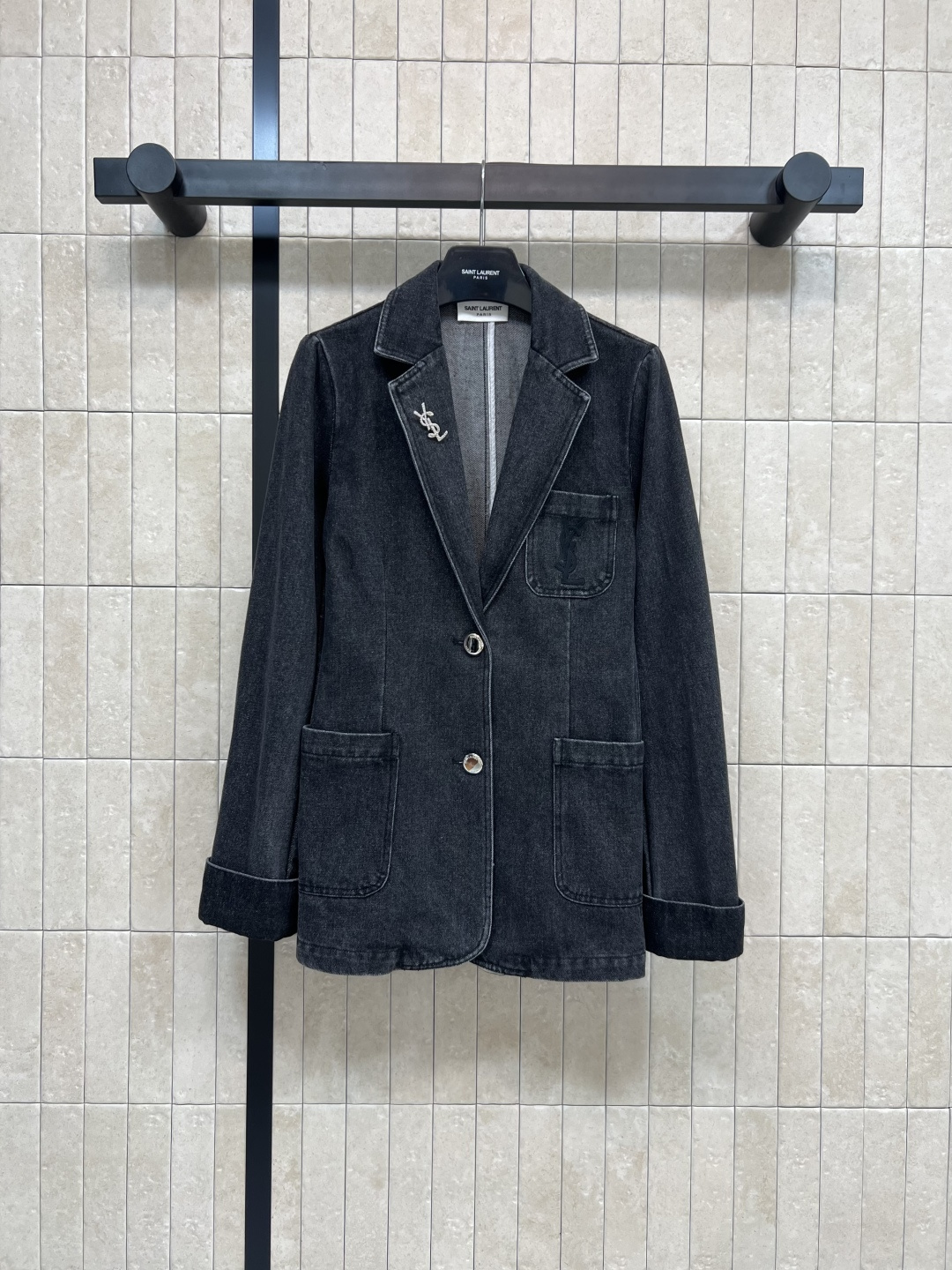 NO:475996,350SL 25 early autumn new style brooch decorates denim suit jacket temperament suit style design youthful age-reducing feeling with denim washing fabric classic letter logo brooch on the chest is eye-catching for a second. The design of the neckline and cuffs is unique. The old-fashioned style of breaking the conventional suit adds a special design charm. The three-dimensional loose tailoring is casual and comfortable and not picky. A suit is perfect for everyday casual wear. It is simply amazing. A small person can easily control two colors and three codes. Size/S-M.L,,loro piano, jackets & coats,business suit,brooch,breastpin,alexander wang19860909350SL 25早秋新款 胸针装饰牛仔西装外套 气质西装版型设计 搭配牛仔洗水面料的青春减龄感 胸前经典的字母logo胸针点缀一秒的吸睛抢镜 领口和袖口的设计很独特 打破常规西装的古板更增添一丝特别的设计韵味 立体宽松的剪裁休闲舒适不挑人 日常休闲外搭一件西装 简直绝了 小个子也能轻松驾驭两色三码 Size/S-M.L,,loro piana,jackets & coats,business suit,brooch，breastpin,alexander wang,Women's clothing