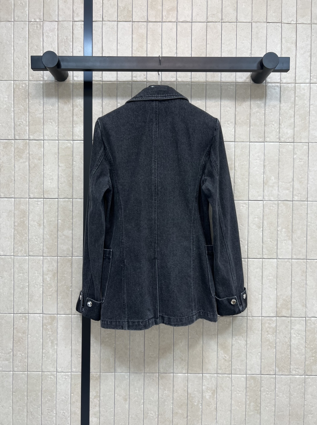 SL早秋新款 胸针装饰牛仔西装外套  气质西装版型设计 搭配牛仔洗水面料的青春减龄感 胸前经典的字母lo