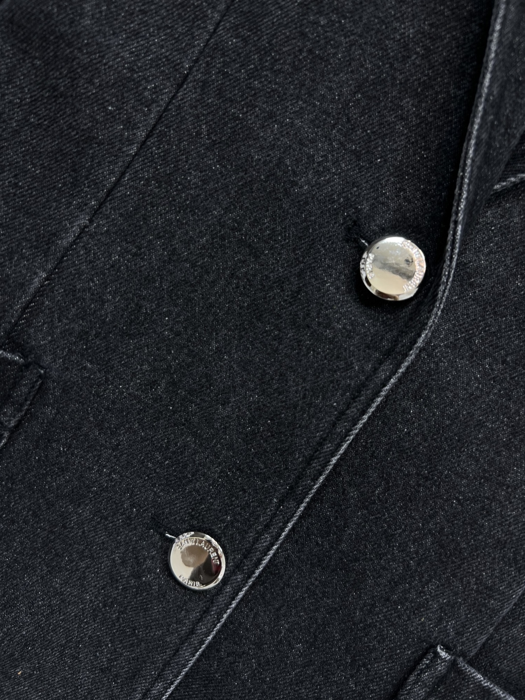SL早秋新款 胸针装饰牛仔西装外套  气质西装版型设计 搭配牛仔洗水面料的青春减龄感 胸前经典的字母lo