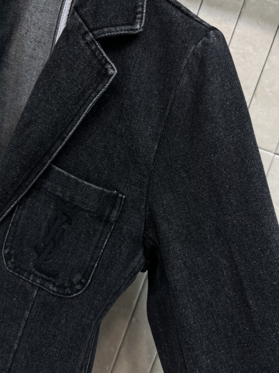 SL早秋新款 胸针装饰牛仔西装外套  气质西装版型设计 搭配牛仔洗水面料的青春减龄感 胸前经典的字母lo