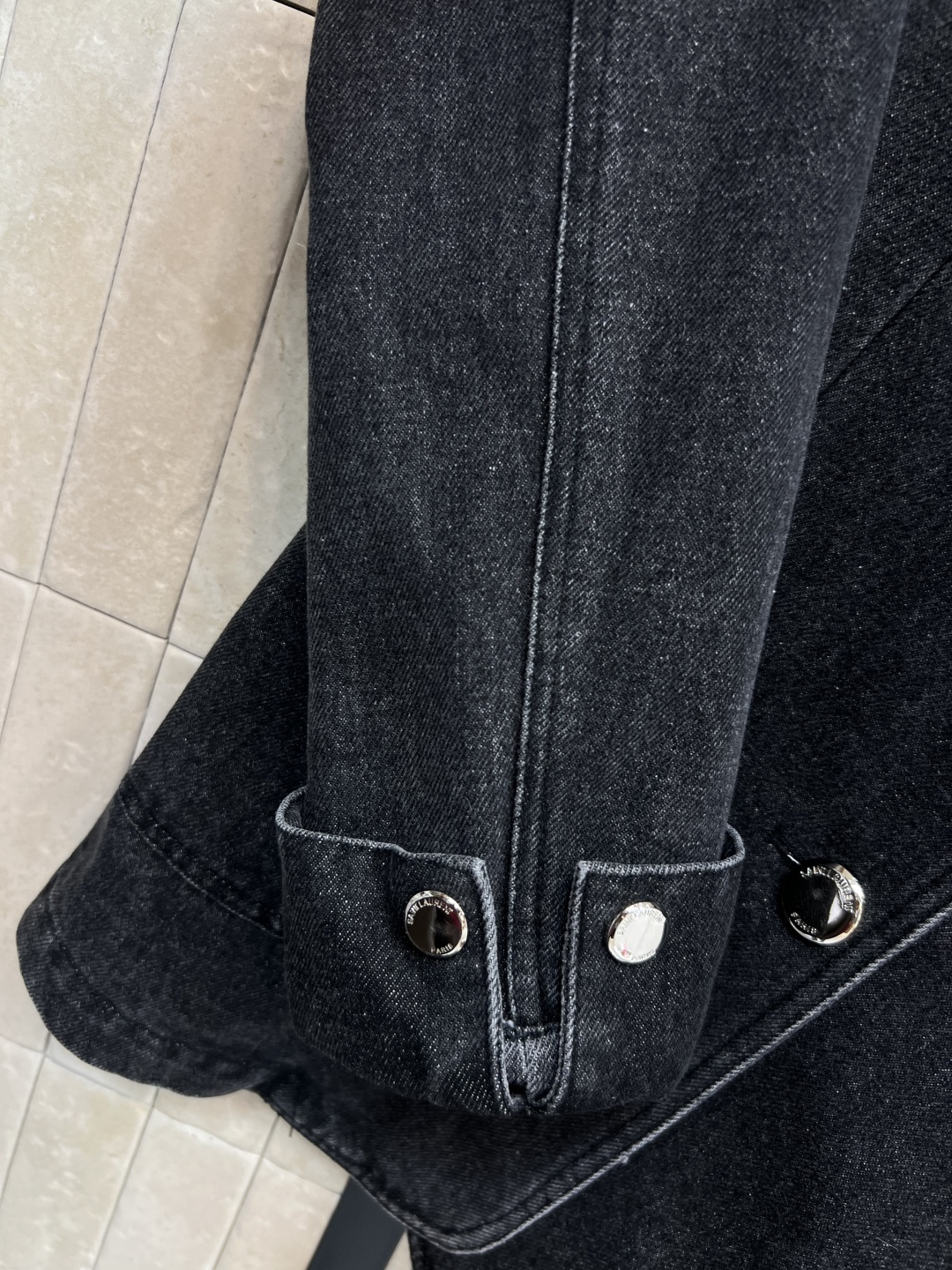 SL早秋新款 胸针装饰牛仔西装外套  气质西装版型设计 搭配牛仔洗水面料的青春减龄感 胸前经典的字母lo