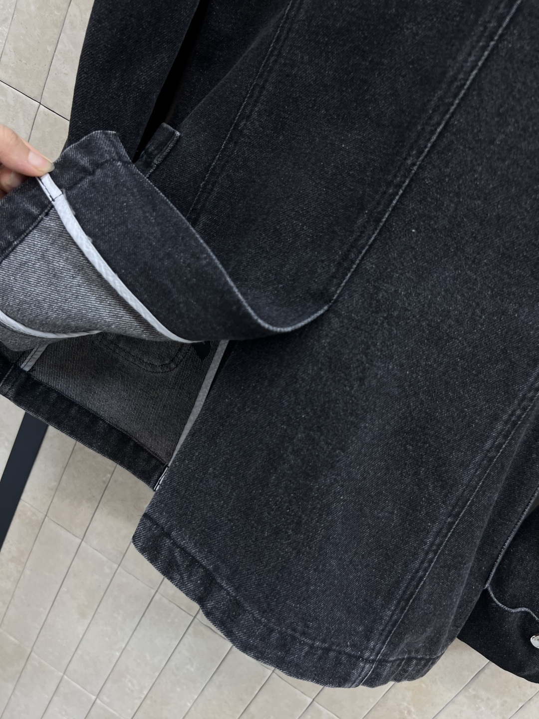 SL早秋新款 胸针装饰牛仔西装外套  气质西装版型设计 搭配牛仔洗水面料的青春减龄感 胸前经典的字母lo